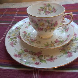 3-PIECE -VINTAGE-TUSCAN FINE ENGLISH BONE CHINA